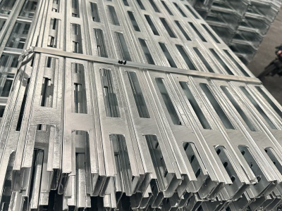 ধাপে ধাপে তারের ট্রে